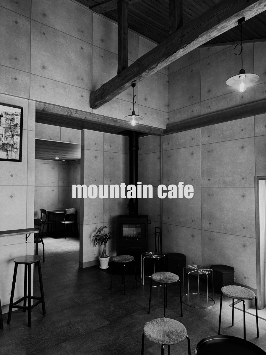 山のカフェの室内を写したモノクロ写真